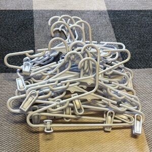 🛼3/$20🛼 Set of 15 White Plastic Hangers with Clips